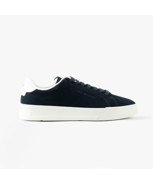 These men's trainers feature a suede upper with breathable textile lining and a rubber sole. Designed for casual wear, they offer comfort with a low heel and lace-up closure