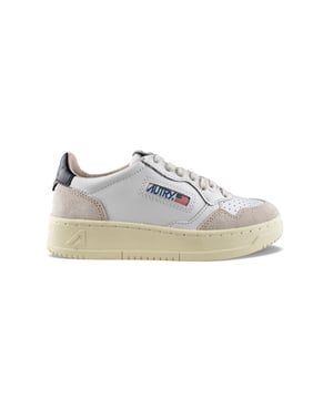 Zapatillas bajas Autry de piel blanca y ante beige.Parche del logotipo en el exterior. Talonera de piel azul marino con logotipo en relieve.Lengüeta con parche del logotipo.Suela de goma con efecto amarilleado. Cierre con cordones. Puntera redonda perforada.100% piel.