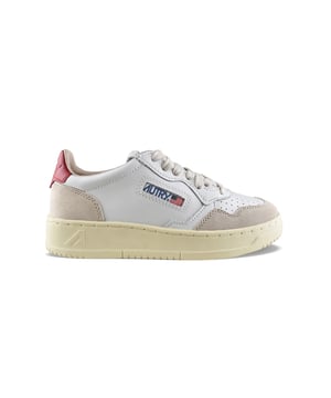 Zapatillas bajas Autry de piel blanca y ante beige.Parche del logotipo en el exterior. Talón de piel roja y logotipo en relieve.Lengüeta con parche del logotipo.Suela de goma con efecto amarilleado. Cierre con cordones. Puntera redonda perforada.100% cuero.
