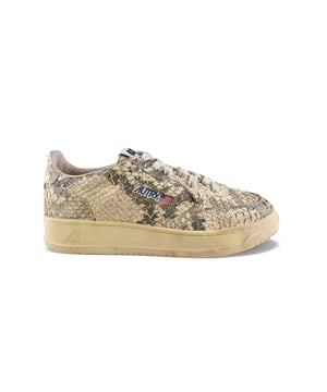 Zapatillas bajas Autry de piel beige efecto pitón.Parche del logotipo en el exterior. Contrafuerte del talón con logotipo.Lengüeta con parche del logotipo.Suela gruesa de goma con efecto amarillo y rosa. Cierre con cordones. Puntera redonda perforada.