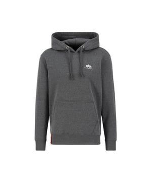 La sudadera con capucha Basic Hoodie Small Logo de Alpha Industries ofrece estilo y comodidad con un ajuste regular. Confeccionada con una mezcla de algodón y poliéster, su forro interior de felpa cepillada proporciona calidez. Un discreto logotipo de plastisol en el pecho añade un toque moderno. Los puños de canalé, el cordón en la capucha y el bolsillo tipo canguro completan el diseño. La etiqueta RBF Loop en el dobladillo y el gramaje de 330 g/m² garantizan durabilidad.