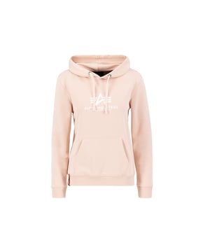 Der Hoodie von Alpha Industries verfügt über das Alpha Industries-Logo im Nackenbereich mit RBF-Tape für einen tonalen Look. Die Kapuzenschnürung ist für einen cleanen Look ebenfalls farblich abgestimmt. Dieser Hoodie eignet sich perfekt als Lagenlook oder solo.
