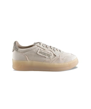 Zapatillas bajas Autry en tejido beige.Logotipo en el exterior. Exterior de ante beige con logotipo.Lengüeta con parche del logotipo.Suela gruesa de goma transparente. Cierre con cordones. Puntera redonda perforada.