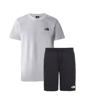 Step into effortless summer style with this classic The North Face set, pairing the everyday comfort of the Simple Dome T Shirt with the laid-back functionality of the Standard Light Shorts. Designed for warm weather adventures or relaxed downtime, this combo delivers breathable comfort and signature TNF style from head to toe.
The Simple Dome Tee is a timeless staple, crafted from soft 100% cotton single jersey with a lightweight 160 g/m² fabric. A crew neckline and short sleeves offer a classic fit, while the water based TNF logos on the chest and back add subtle outdoor inspired edge.
Paired with the Standard Light Shorts, made from breathable 100% cotton, this set offers a clean silhouette with streetwear flair. An elastic waistband with adjustable drawcord ensures a secure fit, while dual open pockets add everyday convenience. Bold The North Face branding on both front and back complete the look.
Set Features
100% cotton T-shirt (160 g/m²) with water based front & back logo prints
100% cotton shorts with breathable, lightweight feel
Elastic waistband with internal drawcord for a tailored fit
Two open hand pockets for essentials
Classic crew neck tee with short sleeves and regular fit
Bold The North Face branding for a signature finish
Perfect for summer, travel, lounging, or casual wear
