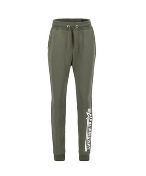 El jogger de Alpha Industries está confeccionado exclusivamente con materiales de alta calidad y cuenta con un estampado en la costura lateral izquierda, una costura de división sobre la rodilla y una etiqueta RBF en forma de lazo en el extremo de la pierna izquierda.