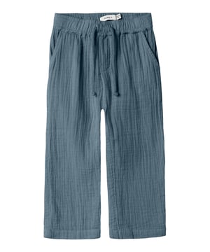 Diese Sweathose aus weichem Musselin ist genau das Richtige für entspannte Tage. Dank des elastischen Bundes mit außenliegendem Tunnelzug und toniger Kordel sitzt sie bequem, ohne einzuengen. Die Eingrifftaschen bieten Platz für kleine Schätze, während der Umschlagsaum dem Look eine lässige Note verleiht. Mit ihrem normalen Schnitt passt sie sich deinen Bewegungen super an – ob beim Spielen, Entspannen oder unterwegs. Ein echtes Wohlfühlteil für jeden Tag!