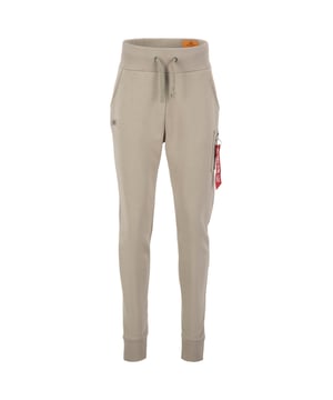 De X-Fit Slim Cargo Pant van Alpha Industries is een uitstekende keuze voor mannen die op zoek zijn naar een comfortabele en stijlvolle broek. Deze joggingbroek is gemaakt van een zacht, ademend materiaal en heeft een opvallende tunnel voor het trekkoord, een geweven vlaglabel en een RBF Tag.