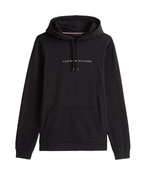 Dieser Herren-Hoodie vereint lässigen Streetstyle mit maximalem Wohlfühlfaktor. Die Kapuze mit Tunnelzug sorgt für lässige Coolness und schützt bei Wind und Wetter. Dank Regular Fit sitzt der Hoodie bequem und bietet ausreichend Bewegungsfreiheit. Leicht überschnittene Schultern verleihen dem Look eine entspannte Silhouette. Die Rippbündchen an Ärmeln und Saum sorgen für den perfekten Sitz und runden das Design funktional ab. In der praktischen Kängurutasche finden kalte Hände oder Kleinigkeiten schnell Platz. Der markante Logo-Print auf der Brust setzt ein sportliches Statement. Das weiche Material garantiert hohen Tragekomfort – ob auf dem Sofa oder unterwegs. Vielseitig kombinierbar, macht der Hoodie sowohl zur Jeans als auch zur Jogginghose eine gute Figur. Ein Must-have für Männer, die Komfort und Stil auf einen Nenner bringen wollen.