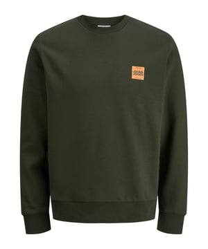 Dit herensweatshirt is een echte allrounder voor stijlvolle vrijetijdskleding. De normale snit zorgt voor een comfortabele pasvorm die niet beperkend is maar toch goed aansluit. Een klassieke ronde halslijn ontmoet sportieve ribboorden aan de zoom, mouwen en hals - voor een perfecte pasvorm en vormbehoud. De kleine logoprint op de borst maakt een subtiel statement zonder opdringerig te zijn. Dit sweatshirt is gemaakt van aangenaam zacht materiaal en is zeer comfortabel om te dragen - of je nu onderweg bent of thuis. Je kunt het op verschillende manieren combineren, met jeans, chino's of joggers. De eenvoudige look maakt het een essentiële basic met stijl. Ideaal voor dagelijks gebruik, op kantoor of ontspannen avonden. De hoogwaardige afwerking garandeert duurzaamheid. Een kledingstuk dat in geen enkele garderobe mag ontbreken.
