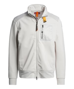 Dit sweatjack combineert sportieve nonchalance met een functioneel ontwerp. De mix van materialen en het gewatteerde inzetstuk op de bovenrug zorgen voor een spannende look en behaaglijke warmte. Een klassieke opstaande kraag met een opvallende, op parachutes geïnspireerde kraagband geeft de look karakter. De tweewegritssluiting brengt flexibiliteit in je dagelijks leven - open, half dicht of helemaal dicht. De zijzakken met ritssluiting en borstzak bieden veilige opbergruimte voor je mobiele telefoon, sleutels en andere spullen. Elastische manchetten aan de mouwen en zoom zorgen voor een perfecte pasvorm bij elke beweging. Discrete labeldetails en de patch op de bovenarm voegen stijlvolle accenten toe. Het hoogwaardige materiaal belooft een comfortabele pasvorm, zelfs bij wisselvallig weer. Stad, vrije tijd of outdooravonturen - deze jas kan het allemaal aan. Comfort en stijl gaan hier hand in hand!