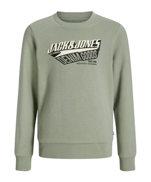 Koel, comfortabel en klaar voor elk avontuur - het Jack & Jones Junior sweatshirt is de perfecte metgezel voor actieve jongens. De zacht geborstelde binnenkant maakt het bijzonder comfortabel om te dragen, terwijl de klassieke ronde halslijn, ingezette mouwen en normale snit zorgen voor een perfecte pasvorm en bewegingsvrijheid. Stijlvolle geribde boorden en zoom houden de vorm, terwijl de coole print op de voorkant een casual touch aan de outfit geeft. Gemaakt van hoogwaardige materialen biedt dit shirt met lange mouwen niet alleen stijl, maar ook een hoog draagcomfort - dag in dag uit.