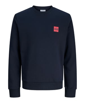 Dieses Herren-Sweatshirt ist ein echter Allrounder für stilvolle Lässigkeit. Der normale Schnitt sorgt für eine bequeme Passform, die nicht einengt und trotzdem gut sitzt. Ein klassischer Rundhalsausschnitt trifft auf sportliche Rippbündchen an Saum, Ärmeln und Hals – für optimalen Sitz und Formbeständigkeit. Der kleine Logo-Print auf der Brust setzt ein dezentes Statement ohne aufdringlich zu wirken. Gefertigt aus angenehm weichem Material bietet das Sweatshirt hohen Tragekomfort – ob unterwegs oder zu Hause. Es lässt sich vielseitig kombinieren, ob mit Jeans, Chinos oder Jogpants. Der schlichte Look macht es zum unverzichtbaren Basic mit Stil. Ideal für den Alltag, das Büro oder entspannte Abende. Die hochwertige Verarbeitung garantiert Langlebigkeit. Ein Teil, das in keiner Garderobe fehlen darf.