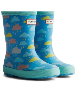 The Kids First Classic Rain Boot has been updated with a fun rain cloud print and is perfect for puddle splashing. Handcrafted from natural rubber, a flat sole and rounded toe gives little feet room to move.
