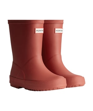 The Kids First Classic Rain Boot is perfect for puddle splashing. Handcrafted from natural rubber, a flat sole and rounded toe gives little feet room to move and the updated 100% recycled polyester lining ensures comfort for every adventure.