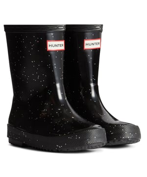 The Kids First Classic Rain Boot is perfect for puddle splashing. Handcrafted from natural rubber, a flat sole and rounded toe gives little feet room to move and the updated 100% recycled polyester lining ensures comfort for every adventure.