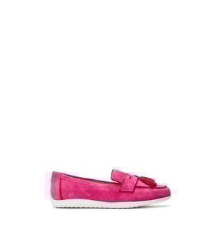 Embrace comfort and style in Elinia, the hybrid loafer. Featuring a padded leather sock and rubber sole for extra grip, this loafer is adorned with a classic tassel trim and metallic piping for added style.