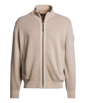 Dit vest combineert tijdloze stijl met moderne nonchalance. Het fijne breisel maakt het comfortabel om te dragen en geeft het een chique uitstraling. Een doorlopende ritssluiting maakt layering bijzonder eenvoudig. De opstaande kraag biedt stijlvolle bescherming op frisse dagen. De geribde look aan de kraag, mouwen en zoom geeft het ontwerp structuur en een perfecte pasvorm. De licht afhangende schouders benadrukken de ontspannen look. De opvallende label patch op de bovenarm maakt een subtiel statement. Een slim detail: de reddingstrekker op de mouw voegt functionele verfijning toe. Het hoogwaardige materiaal belooft comfort vanaf het eerste moment. Slim gecombineerd of casual gestyled - dit vest past zich flexibel aan je dagelijks leven aan!