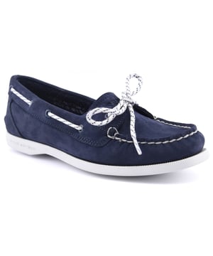 The womens Authentic Original 1-Eye Boat Shoe offers a timeless look anchored in the traditions of coastal style. This classic boat shoe features a luxurious leather upper, with refined copper eyelets, traditional moccasin stitching and rawhide laces