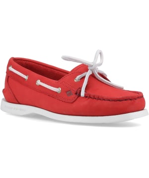 De dames Authentic Original 1-Eye bootschoen biedt een tijdloze uitstraling verankerd in de tradities van kuststijl. Deze klassieke bootschoen heeft een luxueus leren bovenwerk, met verfijnde koperen oogjes, traditionele mocassinestiksels en leren veters.