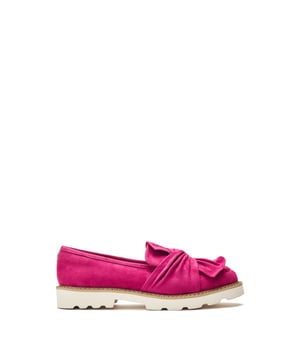 Upgrade your every day with Eves. This loafer style features a twist feature design for an elevated feel. The leather sock and lining ensures a comfortable all day wear.