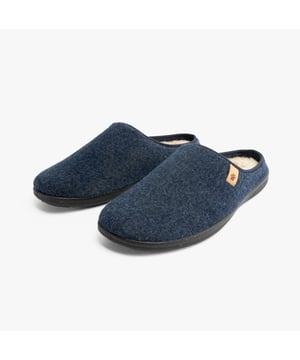 These men's mule slippers feature textile uppers with memory foam for comfort, a rubber sole, and a wide fit, ideal for relaxed loungewear and nightwear