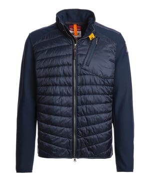 Een sportieve look ontmoet slimme functie - dit jack combineert beide in stijl. De slim fit creëert een modern, nauwsluitend silhouet. De mix van materialen creëert een spannend contrast tussen structuur en comfort. De opstaande kraag met iconisch geel parachutehaaklint voegt een opvallend detail toe. Met de praktische ritszakken op de borst en rug zijn essentiële spullen altijd binnen handbereik. De zijzakken nodigen uit om je handen vrij te houden. Een tweewegritssluiting zorgt voor flexibiliteit, zowel op de fiets als tijdens een wandeling. Een labelpatch en subtiele logodetails ronden het authentieke ontwerp af. Het hoogwaardige materiaal voelt aangenaam licht aan - zelfs op koelere dagen. Dit jack is de ideale metgezel voor mannen met stijl en raffinement!