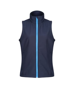 100% Polyester. Gewebe: Softshell, Stretch, gewebter Stoff. Design: Unifarben. Gewebetechnik: Atmungsaktiv, Wasserabweisend, Leicht, Schnell trocknend, windbeständig. Reißverschluss-Schutz innen, Zum Bedrucken. Ärmellos. Stehkragen. Taschenart: Zwei Seitentaschen, Reißverschluss. Durchgehender Reißverschluss. 36 DE: 86,36 cm. 46 DE: 114,3 cm.