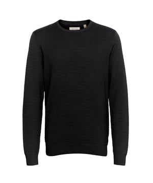 Dieser Strickpullover vereint zeitloses Design mit maskuliner Lässigkeit. Die reguläre Passform sorgt für einen bequemen Sitz und unterstreicht zugleich einen modernen Look. Feiner Strukturstrick verleiht dem Pullover eine markante Optik. Der klassische Rundhalsausschnitt wirkt dezent und vielseitig kombinierbar. Rippstrick an Ausschnitt, Ärmeln und Saum setzt stilvolle Akzente. Das weiche Material fühlt sich angenehm auf der Haut an und bietet hervorragenden Tragekomfort. Ob solo getragen oder unter einer Jacke – dieser Pullover passt zu jedem Anlass. Perfekt für kühle Abende oder entspannte Tage im Büro. Mit Jeans oder Chino entsteht im Handumdrehen ein lässiger Look. Ein unverzichtbares Basic für die Herbst- und Wintersaison!