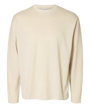 Dieses Herren-Longsleeve überzeugt mit einer lockeren Passform und einem modernen Look. Das weiche Feinstrickgewebe bietet dir hohen Tragekomfort und ein angenehmes Hautgefühl – ideal für jeden Tag. Der klassische Rundhalsausschnitt sorgt für eine zeitlose Optik. Überschnittene Schultern unterstreichen den entspannten Stil und bieten optimale Bewegungsfreiheit. Dank seines luftigen Schnitts eignet sich das Longsleeve perfekt für den angesagten Layering-Style. Das gewebte Label innen bleibt dezent und hochwertig. Vielseitig kombinierbar – ob unter einer Jacke, einem Hemd oder solo getragen. Ein Must-have für moderne Casual-Outfits. Die hochwertige Verarbeitung sorgt für langlebige Qualität. Dein stilvoller Begleiter für entspannte Looks.