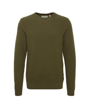 Dieser Strickpullover vereint zeitloses Design mit maskuliner Lässigkeit. Die reguläre Passform sorgt für einen bequemen Sitz und unterstreicht zugleich einen modernen Look. Feiner Strukturstrick verleiht dem Pullover eine markante Optik. Der klassische Rundhalsausschnitt wirkt dezent und vielseitig kombinierbar. Rippstrick an Ausschnitt, Ärmeln und Saum setzt stilvolle Akzente. Das weiche Material fühlt sich angenehm auf der Haut an und bietet hervorragenden Tragekomfort. Ob solo getragen oder unter einer Jacke – dieser Pullover passt zu jedem Anlass. Perfekt für kühle Abende oder entspannte Tage im Büro. Mit Jeans oder Chino entsteht im Handumdrehen ein lässiger Look. Ein unverzichtbares Basic für die Herbst- und Wintersaison!