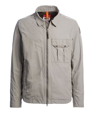 Diese Jacke bringt klassischen Stil und lässige Coolness perfekt zusammen. Der Hemdkragen verleiht dem Look eine zeitlose Note und lässt sich vielseitig kombinieren. Dank Zwei-Wege-Reißverschluss bleibt dir volle Bewegungsfreiheit, egal ob offen oder geschlossen getragen. Praktische Taschenlösungen — seitlich sowie an der Brust — bieten Platz für alles Wichtige. Verstellbare Ärmelabschlüsse mit Druckknöpfen sorgen für den perfekten Sitz, egal bei welchem Wetter. Der abgerundete Saum unterstreicht den modernen und dennoch entspannten Schnitt. Hochwertiges Material trifft hier auf durchdachte Details für langanhaltenden Komfort. Das Label-Patch am Oberarm setzt einen dezenten, aber stilvollen Markenakzent. Ob City-Trip oder Spaziergang im Park — mit dieser Jacke bist du immer bestens ausgestattet. Ein echtes Allround-Talent für die Übergangszeit!