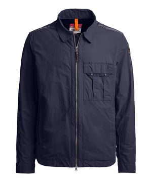 Dit jack combineert klassieke stijl en casual coolness perfect. De overhemdkraag geeft de look een tijdloze touch en kan op verschillende manieren worden gecombineerd. De tweewegritssluiting geeft je volledige bewegingsvrijheid, of je hem nu open of dicht draagt. Praktische zakken - aan de zijkant en op de borst - bieden ruimte voor al je essentials. Verstelbare mouwboorden met drukknopen zorgen voor de perfecte pasvorm, ongeacht het weer. De afgeronde zoom benadrukt de moderne maar ontspannen snit. Hoogwaardig materiaal en geraffineerde details zorgen voor langdurig comfort. De labelpatch op de bovenarm voegt een subtiel maar stijlvol merkaccent toe. Of het nu gaat om een citytrip of een wandeling in het park - met deze jas ben je altijd perfect uitgerust. Een echte allrounder voor het overgangsseizoen!