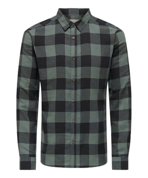 Dieses langärmlige Hemd von Only & Sons vereint klassische Eleganz mit modernem Design. Das auffällige, mehrfarbige Karomuster bringt frischen Schwung in jeden Look. Der Kent Kragen sorgt für einen stilvollen Auftritt – ob im Büro oder in der Freizeit. Die durchgehende Knopfleiste und die 2-Knopf-Manschetten unterstreichen das durchdachte Design. Aus hochwertigen Materialien gefertigt, bietet das Hemd einen besonders hohen Tragekomfort. Die weiche Stoffqualität liegt angenehm auf der Haut und macht es zum idealen Begleiter für jeden Tag. Der Schnitt passt sich der Figur an, ohne einzuengen. Vielseitig kombinierbar – zu Jeans oder Chino. Für alle, die Wert auf Stil und Komfort legen. Only & Sons steht für moderne Männermode mit Qualität.