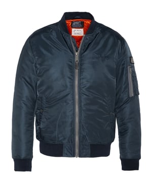 Die MA-1 Fliegerjacke, so der ursprüngliche Name der Bomberjacke, wurde in den frühen 50er Jahren für die neuen Druckkabinen entworfen. Seitdem ist diese ikonische Jacke zeitlos und wird immer wieder neu erfunden.