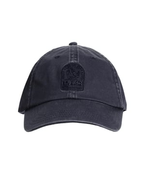 Casual stijl ontmoet tijdloze klassieker! Deze pet in een coole washed look voegt een relaxte touch toe aan elke outfit. Het borduursel op de voorkant maakt een subtiel maar effectief statement. Dankzij de verstelbare band past hij altijd perfect, of je nu gaat wandelen of sporten. Het voorgevormde vizier biedt betrouwbare bescherming tegen de zon en maakt de look helemaal af. Het zachte materiaal zorgt voor een comfortabele pasvorm, zelfs op lange dagen. Voor urban street style of casual vrijetijdsoutfits - dit accessoire past altijd. Een must-have voor iedereen die waarde hecht aan stijl en comfort. Praktisch, comfortabel en modieus to the point. Zo wordt elk buitenavontuur een stijlvolle verschijning!