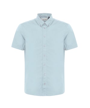 Dit overhemd met korte mouwen maakt indruk met zijn klassieke casual stijl en stijlvolle karakter. De normale pasvorm zorgt voor een comfortabele pasvorm en biedt maximale bewegingsvrijheid. Met zijn kenmerkende button-down kraag voegt het een sportieve, elegante touch toe aan elke outfit. De doorlopende knoopsluiting maakt het aan- en uittrekken eenvoudig. De afgeronde zoom zorgt voor een moderne look, of je hem nu over een broek draagt of casual ingestopt. Luchtig, licht en comfortabel om te dragen - perfect voor warme dagen. De hoogwaardige afwerking garandeert langdurig vormbehoud. Ideaal voor kantoor, vrije tijd of zomerfeestjes. Combineer het met jeans of shorts voor een ongecompliceerde stijl. Dit overhemd is een must-have voor mannen met oog voor comfort en tijdloze chic!