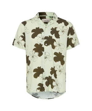 Dit shirt met korte mouwen brengt een zomers vakantiegevoel in je dagelijkse leven. Met zijn lichte en luchtige regular fit zit het comfortabel los en zorgt het voor maximale bewegingsvrijheid. De opvallende resortkraag geeft de look een ontspannen, moderne touch. De doorlopende knoopsluiting biedt praktische functionaliteit en benadrukt het klassieke ontwerp. Een tropisch bloemenpatroon maakt het shirt een echte blikvanger - ideaal voor zonnige dagen. De afgeronde zoom aan de achterkant rondt het geheel harmonieus af. Gemaakt van zacht, ademend materiaal belooft het een hoog draagcomfort, waar je ook bent. Combineer het met shorts of lichtgewicht chino's voor een casual zomerlook. Of je nu op het strand bent, op een tuinfeest of door de stad slentert: dit shirt past altijd. Een must-have voor iedereen die van stijlvol gemak houdt!