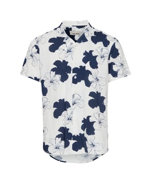 Dieses Kurzarmhemd bringt sommerliches Urlaubsfeeling direkt in deinen Alltag. Mit seinem luftig-leichten Regular Fit sitzt es angenehm locker und sorgt für maximale Bewegungsfreiheit. Der markante Resort-Kragen verleiht dem Look einen entspannten, modernen Touch. Die durchgehende Knopfleiste bietet praktische Funktionalität und unterstreicht das klassische Design. Ein tropisch-florales Muster macht das Hemd zu einem echten Blickfang – ideal für sonnige Tage. Der hinten abgerundete Saum rundet das Gesamtbild harmonisch ab. Gefertigt aus weichem, atmungsaktivem Material verspricht es hohen Tragekomfort, egal wohin der Tag dich führt. Kombiniere es zu Shorts oder leichten Chinos für einen lässigen Sommer-Look. Ob am Strand, bei der Gartenparty oder beim Stadtbummel: Dieses Hemd passt immer. Ein Must-have für alle, die stilvolle Leichtigkeit lieben!