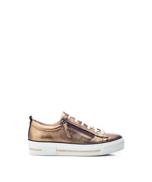 Meet Filcian, Filcias bigger sister. With all the same amazing features but on a thicker slab sole for extra height. The side zip which means you can set the laces for that perfect fit. The leather sock and lining will keep you comfortable all day long - style with your casual collection.