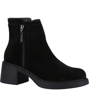 Ein klassischer Knöchelstiefel mit einem wunderschönen Wildleder-Obermaterial, der Adele mit seiner Memory-Foam-Einlegesohle und dem klobigen Absatz wird Sie den ganzen Winter lang stilvoll und bequem halten.