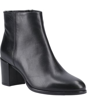 Der Claridy Boot ist Ihre Wahl für zeitlosen Stil – aus hochwertigem Leder gefertigt mit einer weich gepolsterten Innensohle für den ganztägigen Komfort. Vielseitig und schick, machen diese Stiefeletten mühelos den Übergang vom Büro bis zum Abend und lassen Sie zufrieden davonlaufen!