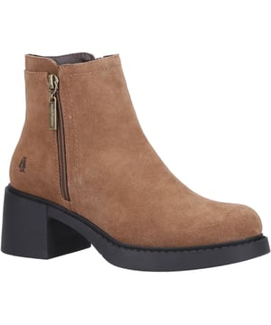 Ein klassischer Knöchelstiefel mit einem wunderschönen Wildleder-Obermaterial, der Adele mit seiner Memory-Foam-Einlegesohle und dem klobigen Absatz wird Sie den ganzen Winter lang stilvoll und bequem halten.