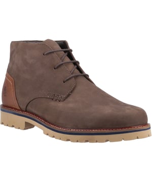 De Moore Boot combineert tijdloze chukka-stijl met modern comfort. Gemaakt van zacht nubuck leer met een leren hielcounter, een gepaad inlegzool en lichte Zero G-technologie, is het de perfecte chukka-boot voor het winterseizoen.