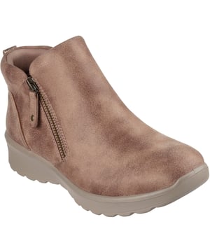 Stijlvolle looks en gezellige warme comfort komen samen in de Skechers Lovely Vibe Fall In Bloom. Deze enkellaars met rits heeft een microlederen bovenwerk en een gevoerde Skechers Air-Cooled Memory Foam inlegzool.