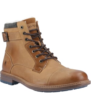 De Jordan Buckle Boot tilt de herfst/winterstijl naar een hoger niveau met premium leer, een gewatteerde textielen kraag, trendy gespdetails en een gezellige schapenvacht voering. Afgewerkt met een zachte gewatteerde inlegzool en een stevige buitenzool, loop meer en maak je minder zorgen!