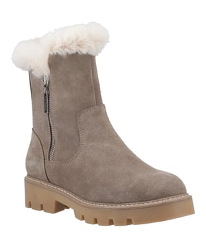 Gezelligheid in de winter met de Ambre Zip Boot - een stijlvolle suède enkellaars met een weelderige nepbont kraag, warme fleece voering en dikke zool. Voorzien van WorryFree waterafstotende bescherming, het is serieus gezellig en geschikt voor de hele dag.