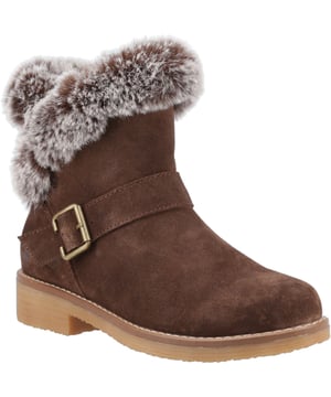A stylish comfy and warm choice for colder days, the Hannah boot features our WorryFree water resistant upper, a memory foam interior and cosy fleece lining, with it's faux fur details and classic style you'll look great whilst staying cosy all day