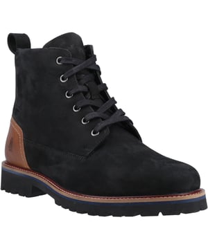 De Maguire Boot combineert robuust erfgoedontwerp met modern comfort. Met zacht nubuckleer, een leren hielcounter, een gepolsterde inlegzool en lichtgewicht Zero G-technologie is hij perfect voor de hele dag dragen deze winter.