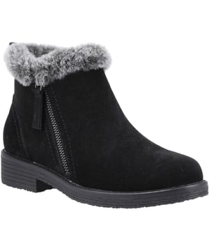 Blijf gezellig deze seizoen met de Marnie Boot - een echte suede enkellaars met een warme fleece voering, een memory foam inlegzool en een nepbont kraag. Met WorryFree waterafstotende bescherming en comfort voor de hele dag, zijn deze laarzen je stijlvolle zielsmaatje!