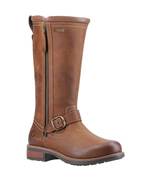 Bourton ist dein Biker-Stiefel mit einem klassischen Landhaus-Twist. Er verfügt über wasserfeste Lederoberteile, die deine Füße bei winterlichem Wetter trocken halten. Mit luxuriösem Kunstfellfutter sind deine Füße die ganze Saison über warm. Mit Schnallenverzierungen um den Knöchel.